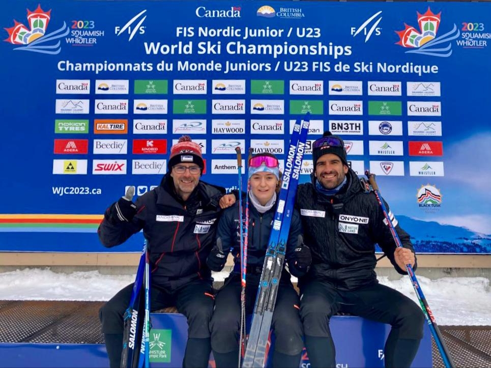 /tmp/162436_Gina 8ª 10km Mundials Júniors Whistler amb skiman Joan Viliella esquerra i Xabier del Val dreta_01.jpeg
